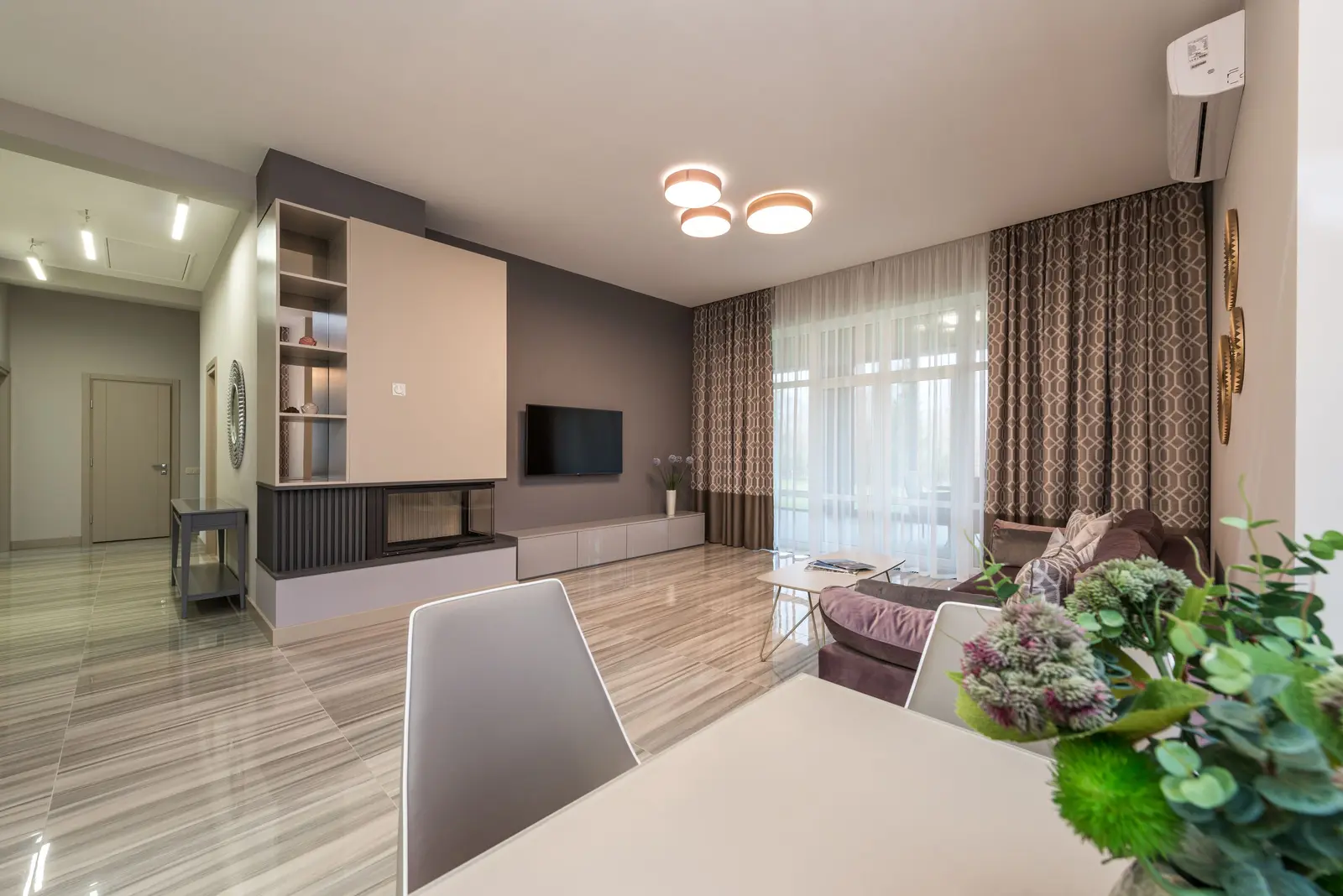 Séjour lumineux d'un appartement moderne